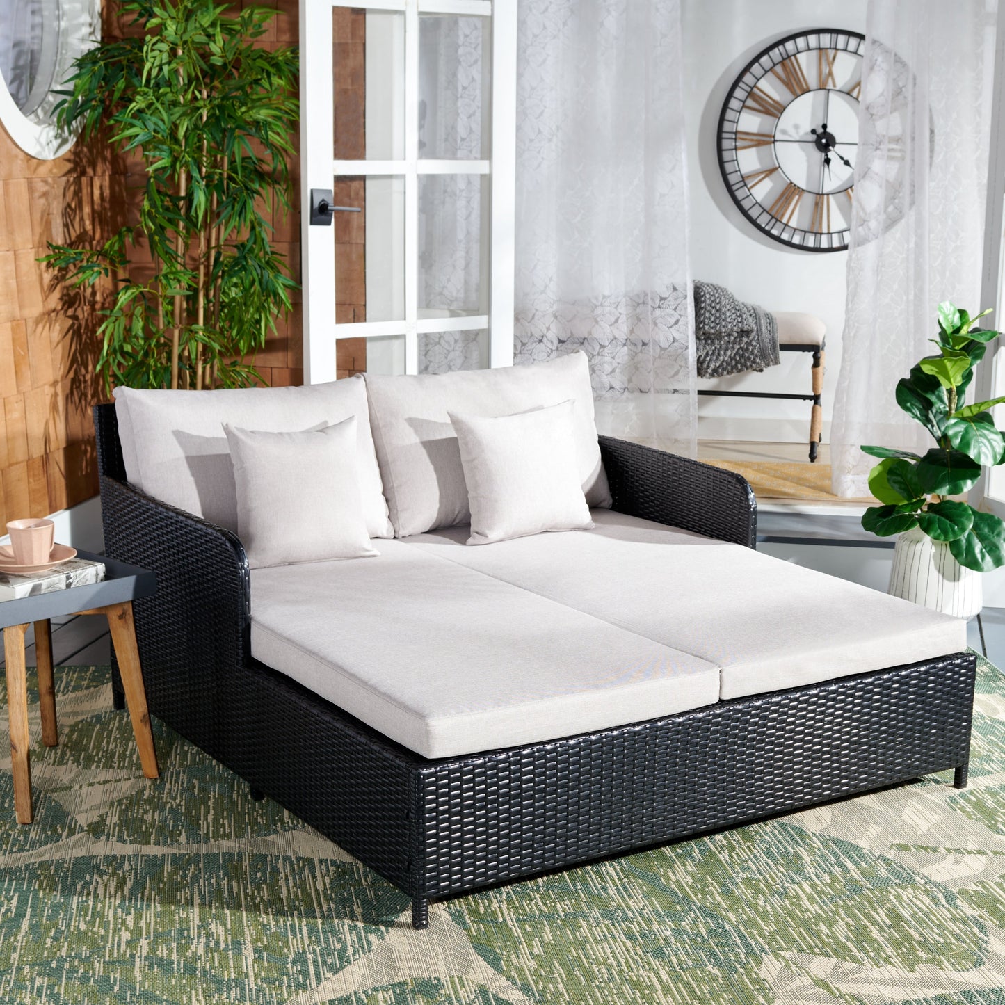SAFAVIEH Taniyah, méridienne en osier d'extérieur avec coussins et oreillers - 135L x 71P x 157H (cm)