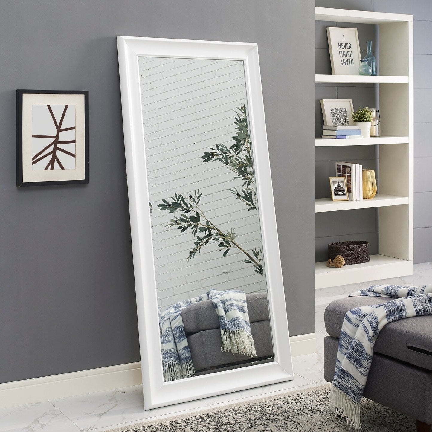 Grand miroir, miroir pleine taille, miroir rectangulaire mural suspendu, avec cadre en faux bois lisse.