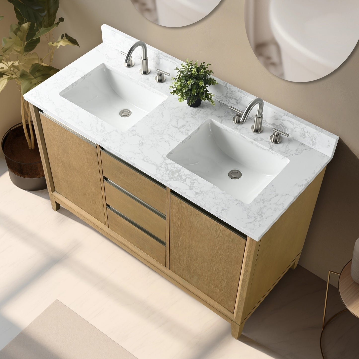 Meuble-lavabo Vanity Art avec lavabo en céramique et plan de travail en marbre composite.